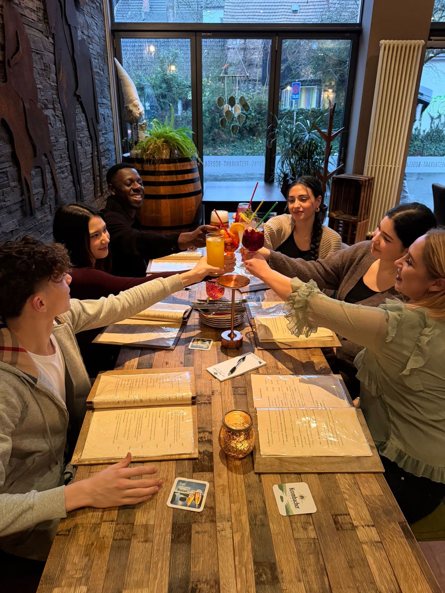 Freunde teilen sich Tapas am Tisch bei La Tapa Guapa