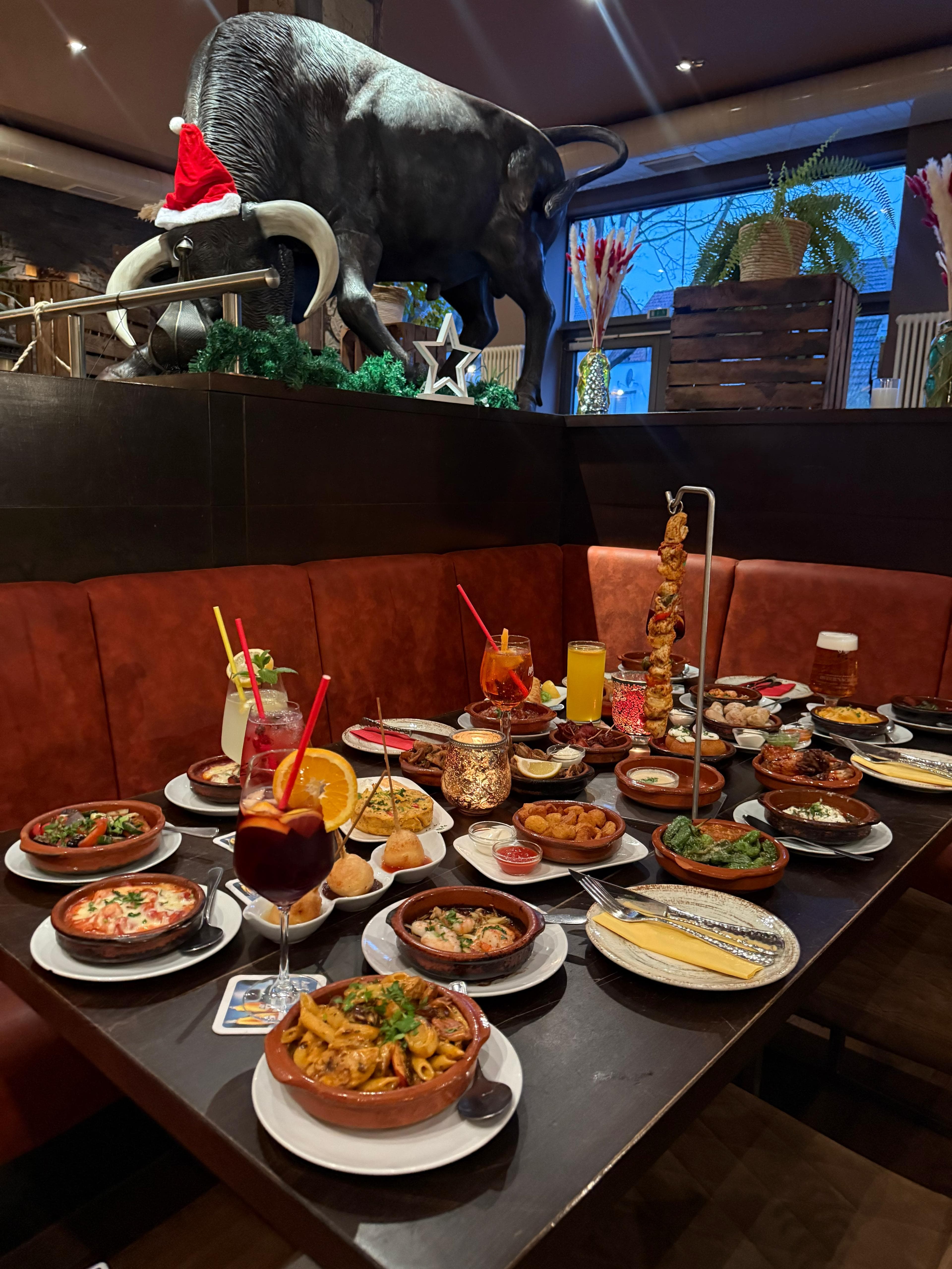 Reich gedeckter Tisch mit Tapas, Spießen und Sangría bei La Tapa Guapa