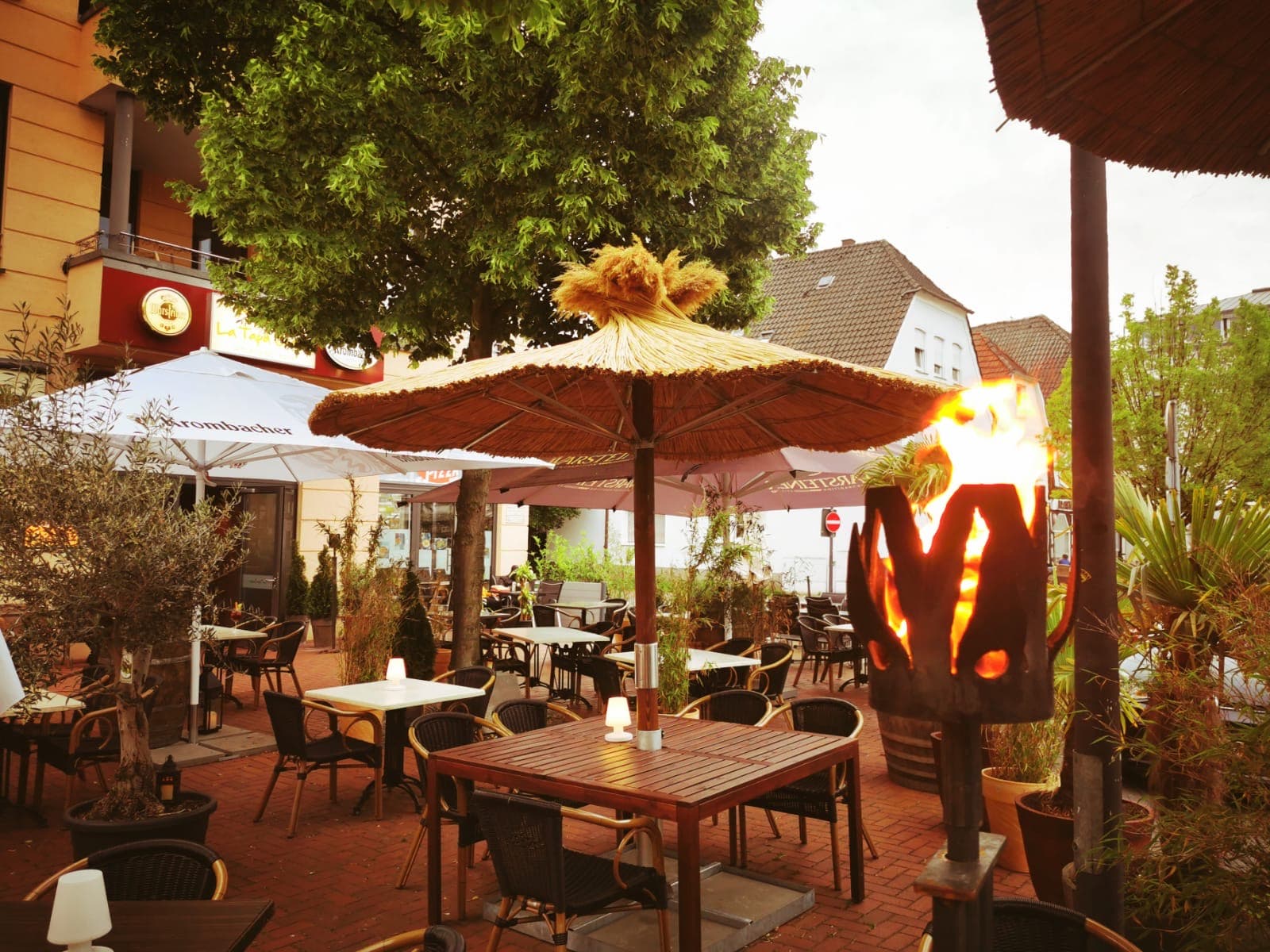 Terrasse von La Tapa Guapa am Abend im Schein der Fackeln