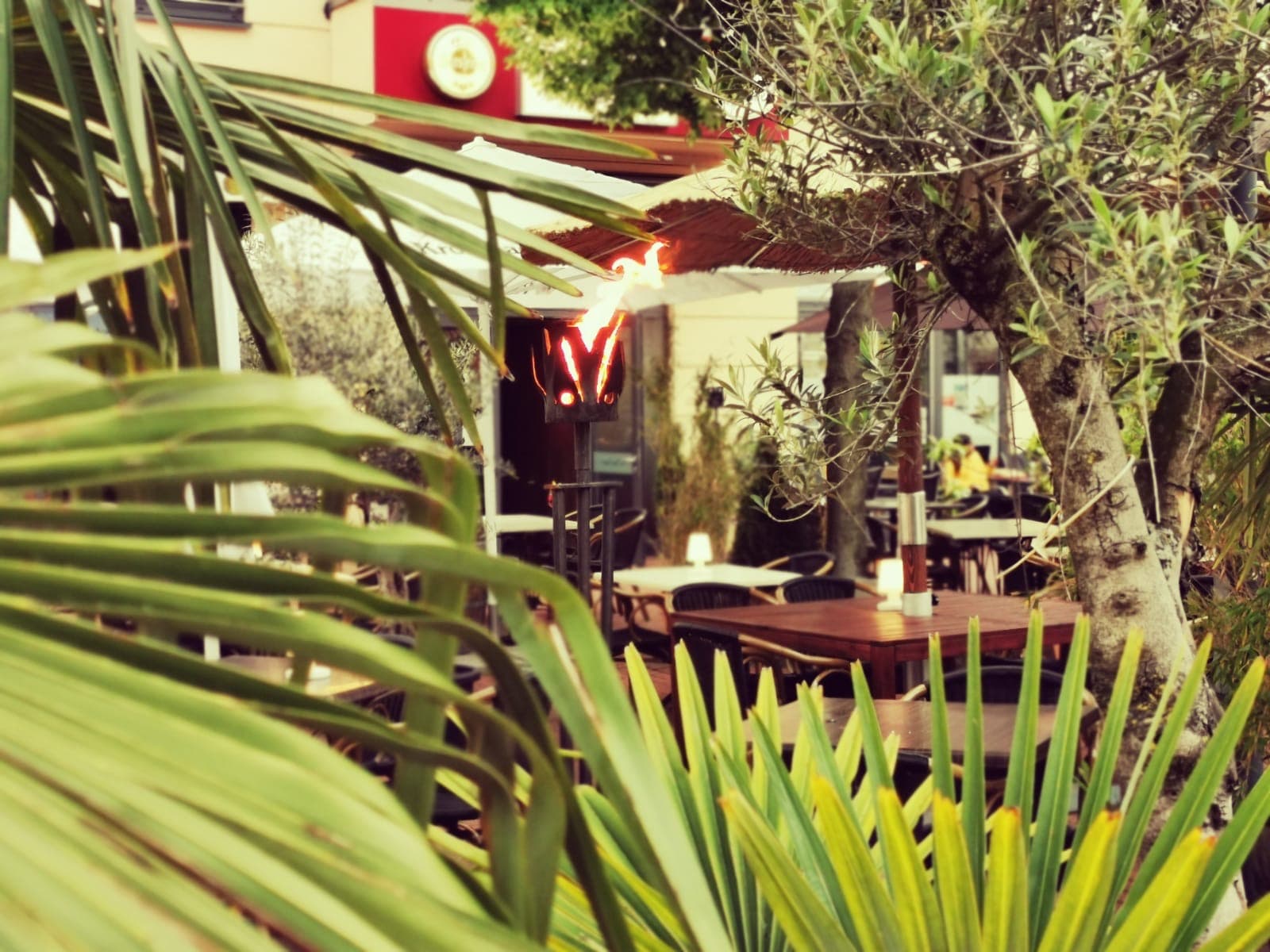 Fackeln erleuchten die Terrasse von La Tapa Guapa am Abend